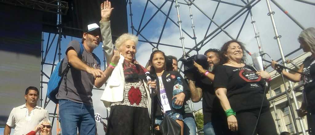 Multitudinaria marcha por la "Memoria" en el 43 aniversario de la dictadura