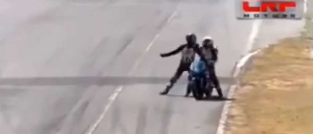 Insólita pelea en el Superbikes: dos motociclistas, a las trompadas en plena pista 