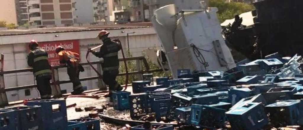 Video: chocaron dos camiones y uno cay&oacute; al vac&iacute;o