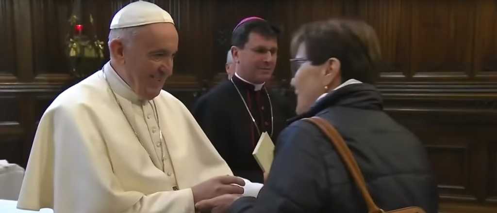 El divertido video del "amague" del Papa a quienes querían besarle el anillo