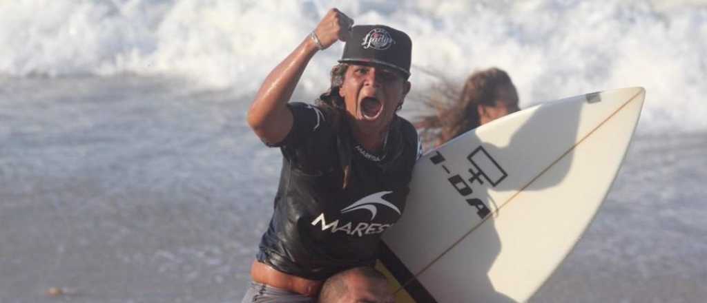 Video: una campeona de surf murió fulminada por un rayo