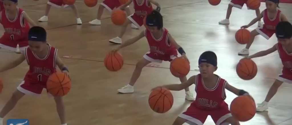 La increíble habilidad de unos niños chinos jugando al básquet en el kinder