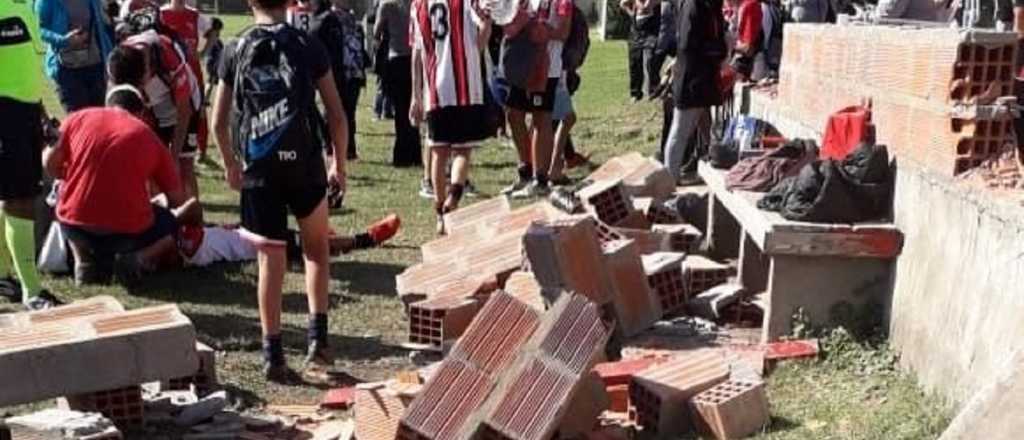 Dos j&oacute;venes heridos al desplomarse un banco de suplentes 