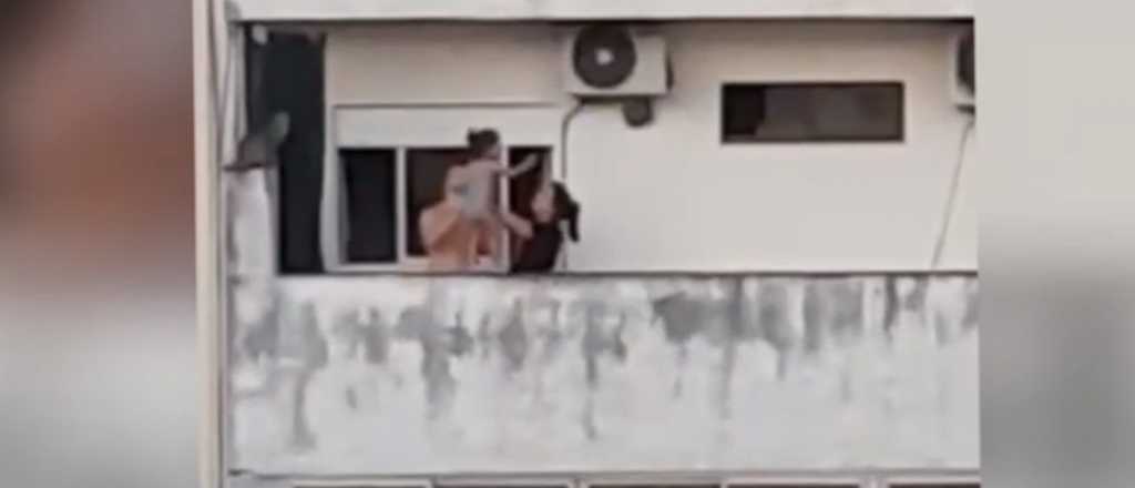 Indignante: le ensa&ntilde;an a caminar a una beba en la cornisa de un edificio