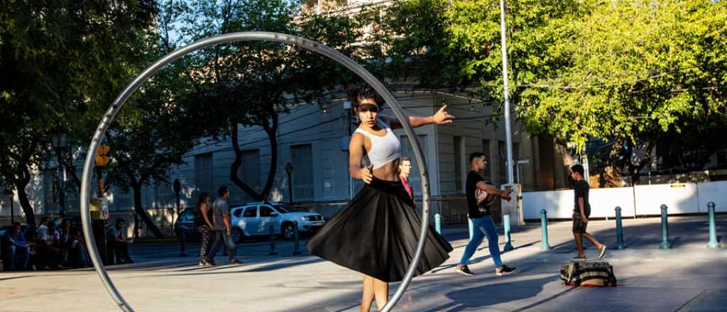 Videos: la hipnótica danza de una bailarina en aro en Plaza Independencia