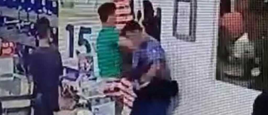 Video: un adolescente intentó irse sin pagar de un súper y noqueó a un policía