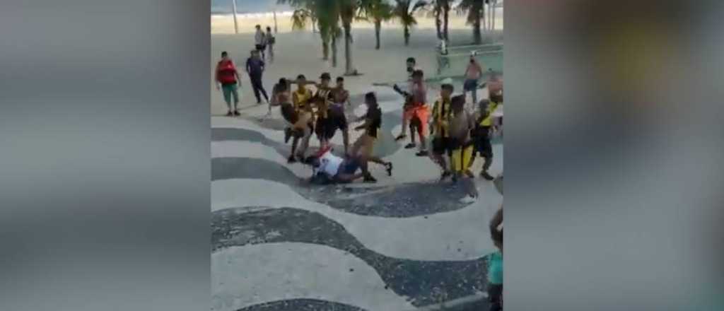 Video: brutal pelea entre hinchas del Flamengo y Peñarol en Copacabana