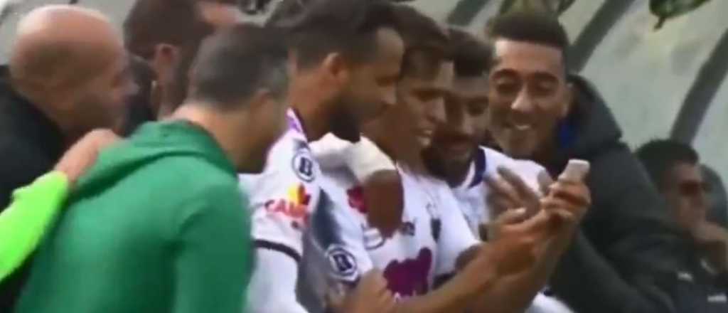 Video: les empataron mientras festejaban el gol con una selfie