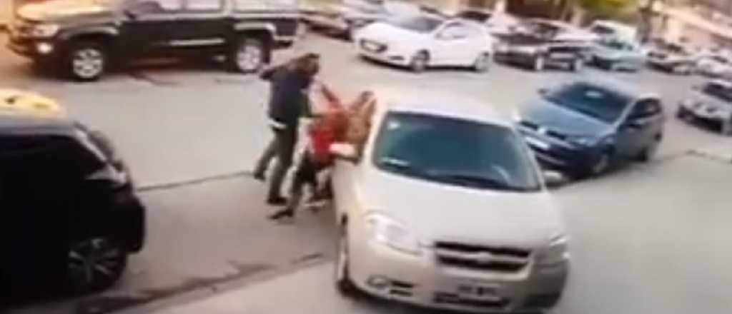 Video: una mujer fue golpeada por un hombre con su hija en brazos