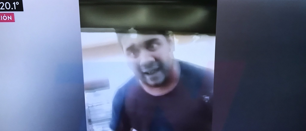 Video: taxista quiso pelear con un conductor e intentó romperle el vidrio