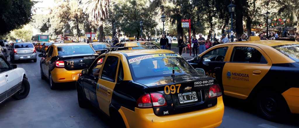 Revés judicial en Mendoza contra los dueños de taxis por Uber