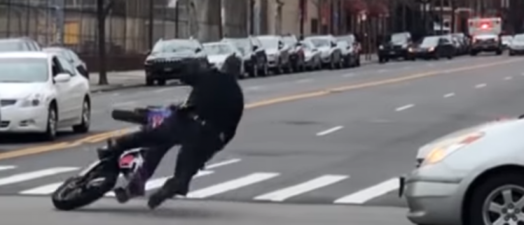 Video: el blooper de un policía con una moto incautada