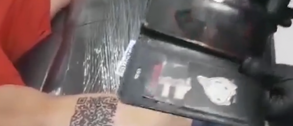 La dulce venganza boquense con el tatuaje de un fan&aacute;tico de River