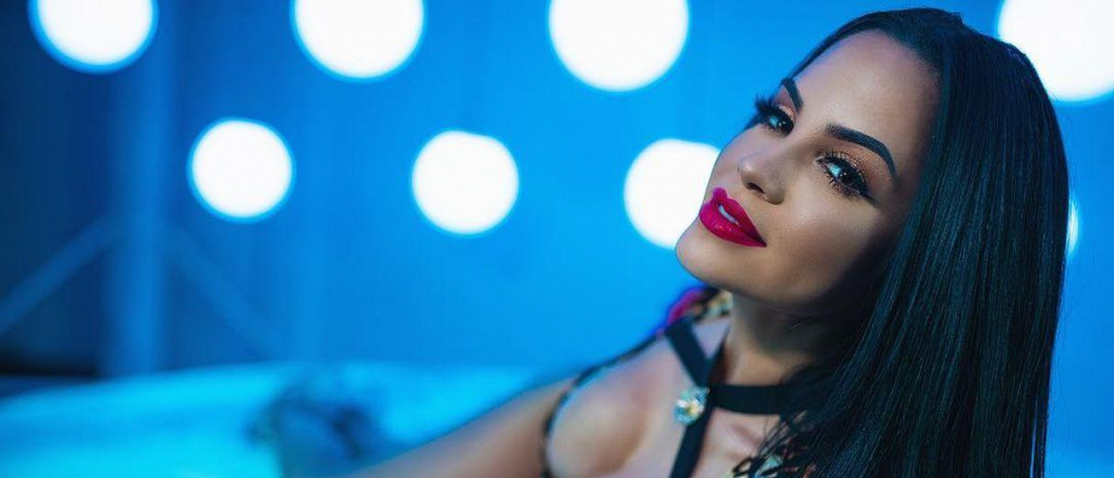 Natti Natasha, recostada en la playa con una infartante bikini roja