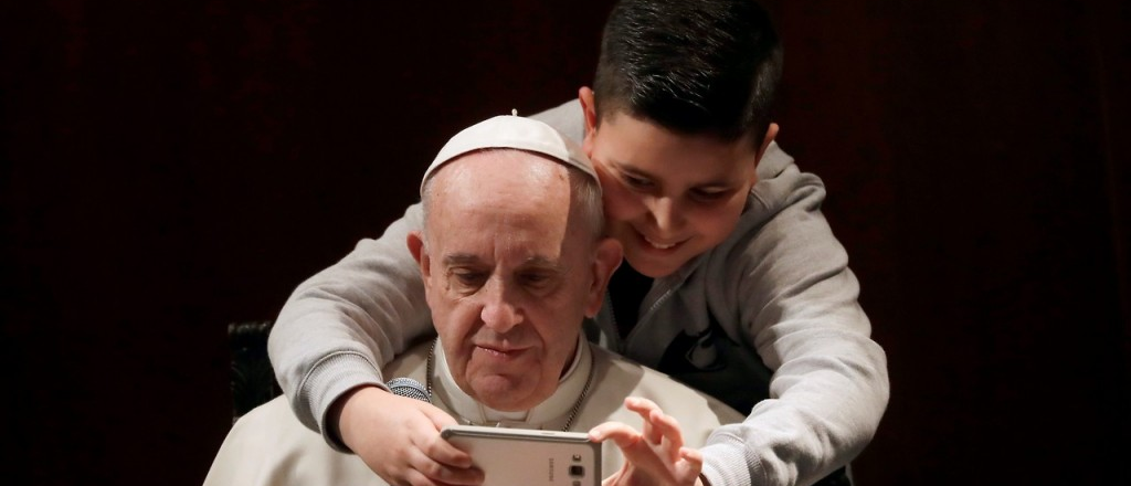 El Papa retó a los niños que usan el celular en la mesa