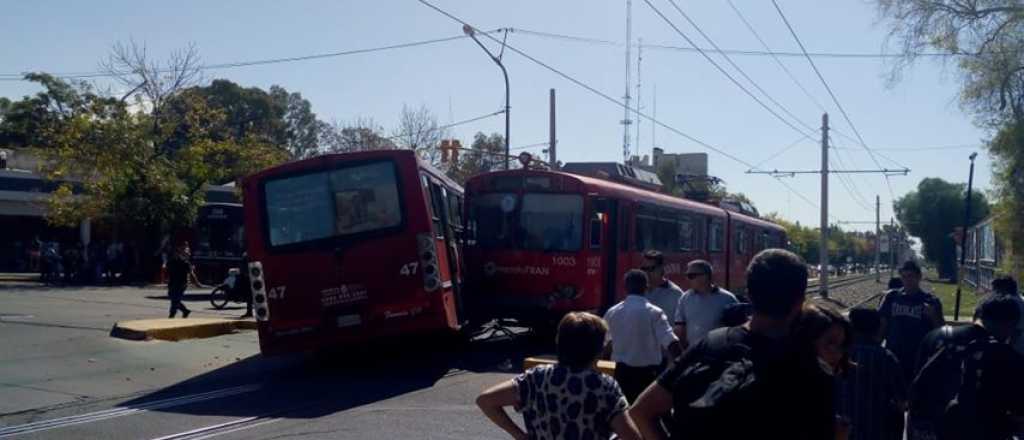El Metrotranvía chocó contra un colectivo en Ciudad