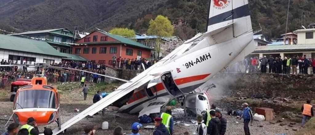 Un avión se estrelló en Nepal: tres muertos