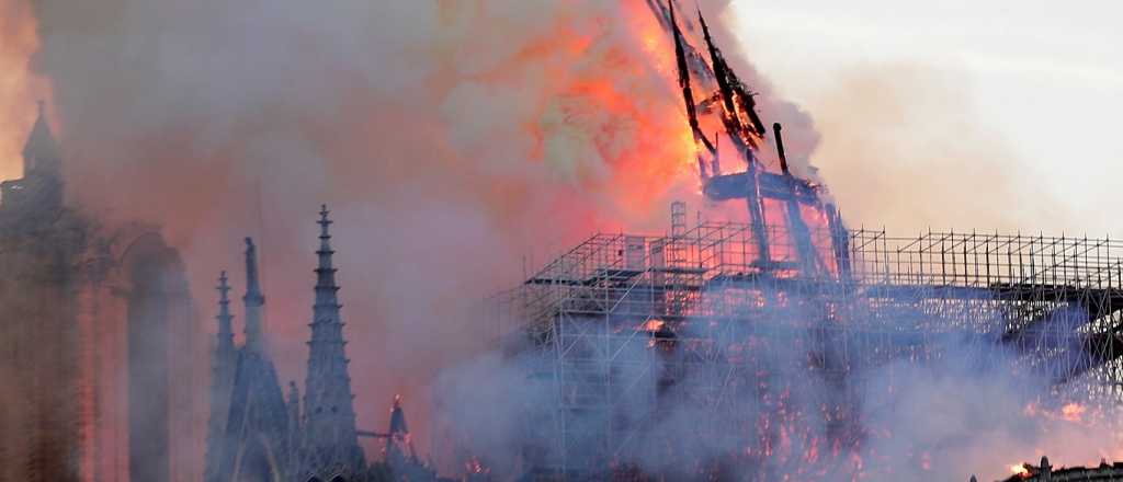 Video: así cayó la aguja de la catedral de Notre Dame