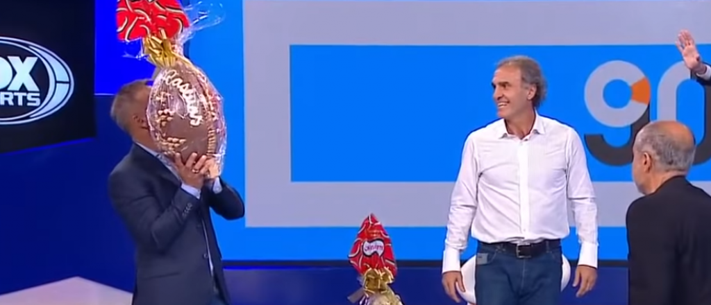 Video: Ruggeri parti&oacute; un huevo de Pascua con la cabeza y termin&oacute; en el suelo