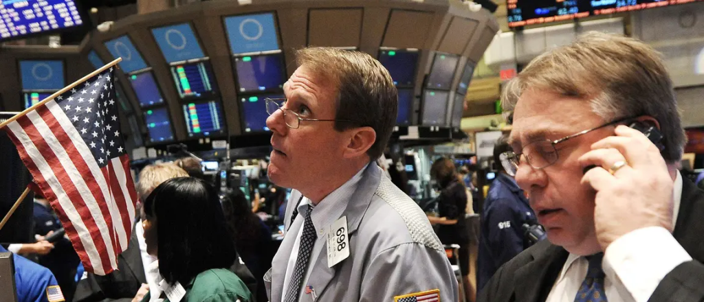 Acciones de bancos pierden hasta 15% en Wall Street y sube el riesgo país
