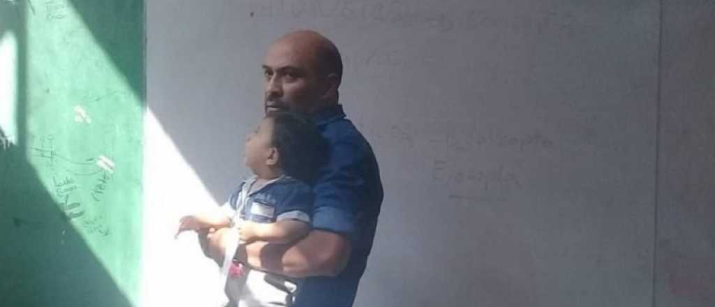 Un profesor solidario de San Juan que le tiene a una alumna el bebé en brazos