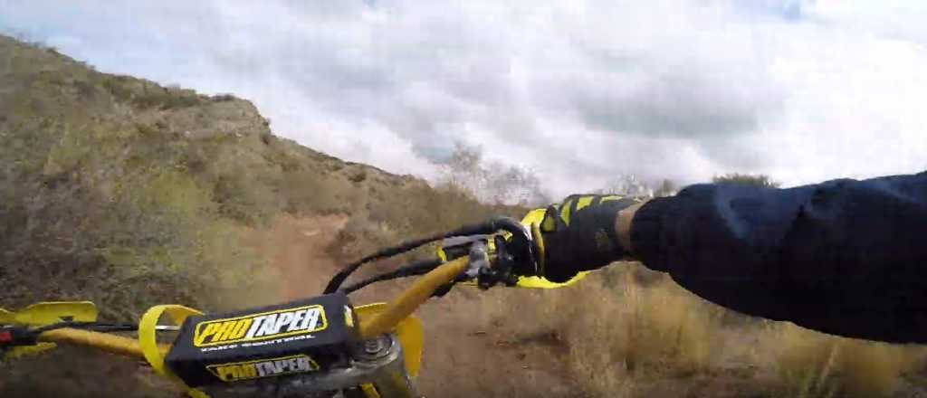 Video: un vertiginoso recorrido en moto por el Dique Fr&iacute;as