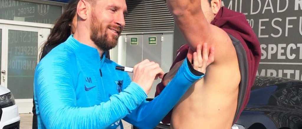 El número 1 que se tatuó la firma de Messi en su brazo