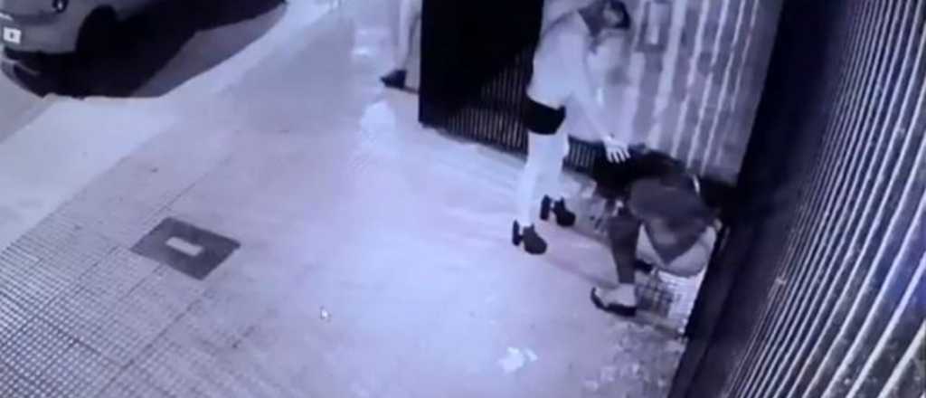 Videos: un periodista escrachó a chicas haciendo pis en la puerta de su casa