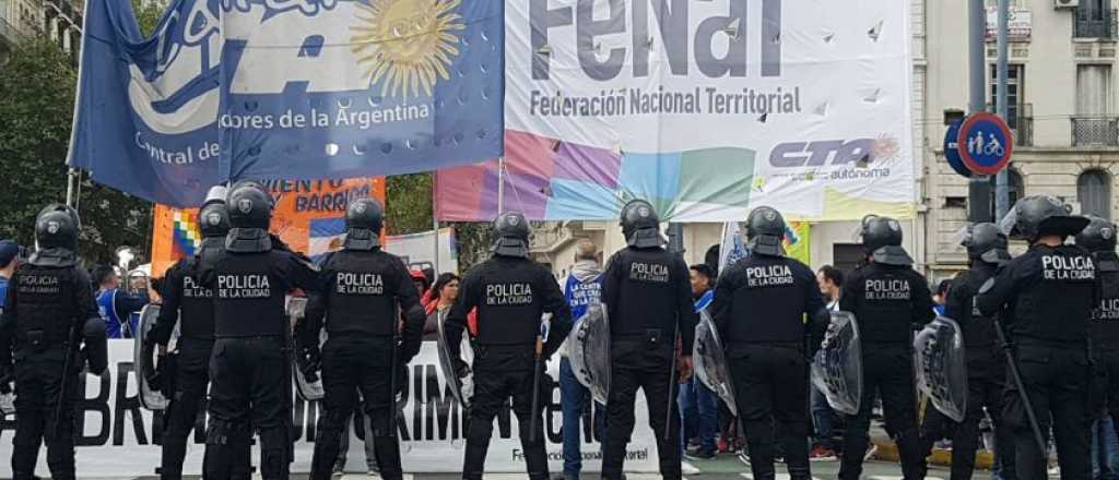 Incidentes entre policías y manifestantes en el "frutazo"