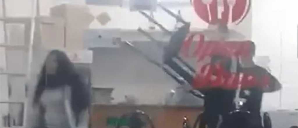 Video: una mujer apu&ntilde;al&oacute; a su exnovio en una rotiser&iacute;a y se fug&oacute;