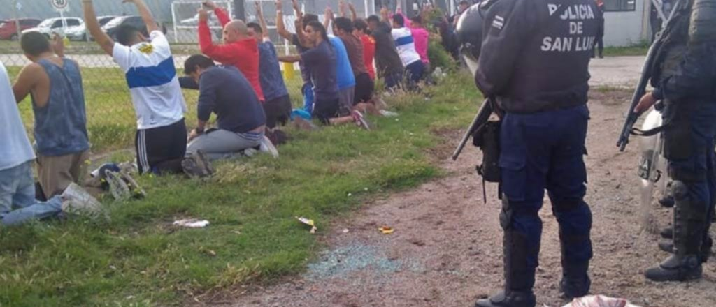 Treinta hinchas chilenos entraron a robar a un Walmart de San Luis