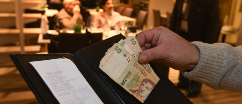 Ley de la propina, creada para "ablandar" a chilenos y brasile&ntilde;os taca&ntilde;os