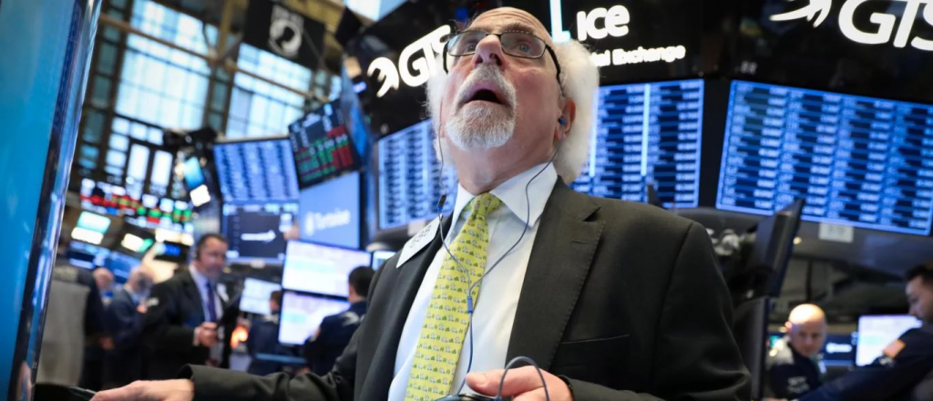 El riesgo país se acerca a los 600 puntos y caen acciones y bonos