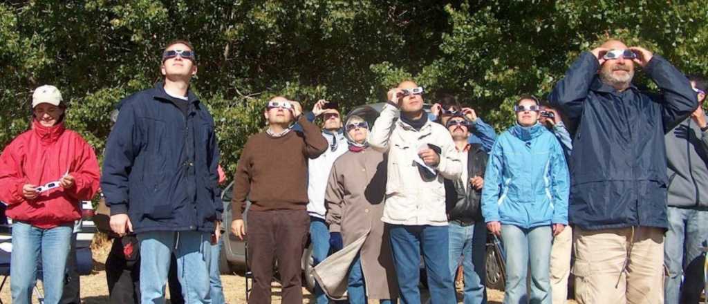 Insisten sobre los peligros de mirar el eclipse sin protecci&oacute;n