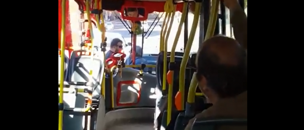 Video: pelea entre pasajeros y un automovilista en pleno centro de Mendoza