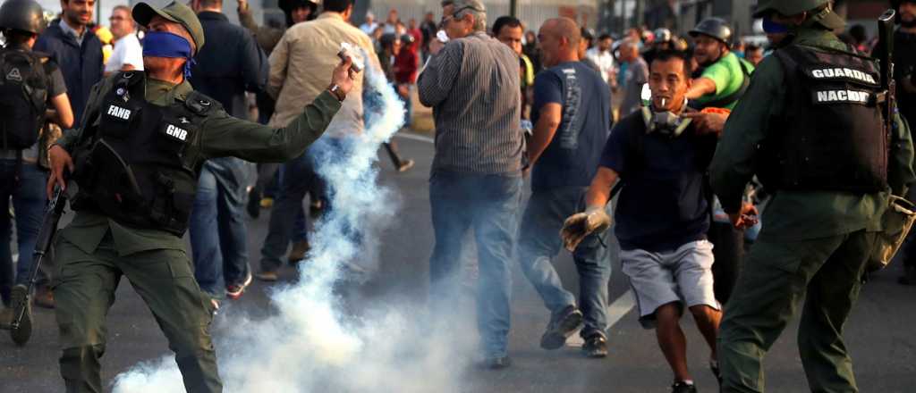 Tensión en Venezuela: gases lacrimógenos y disparos