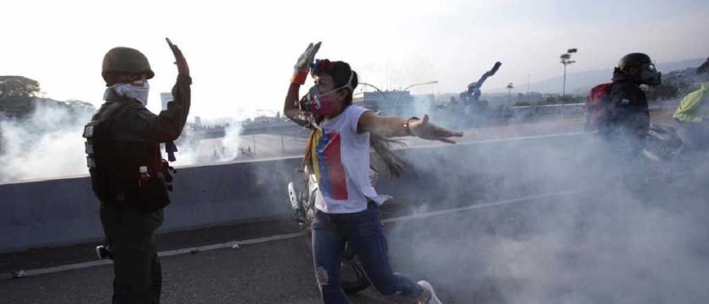 Video: así un tanque arrolló a manifestantes en Venezuela