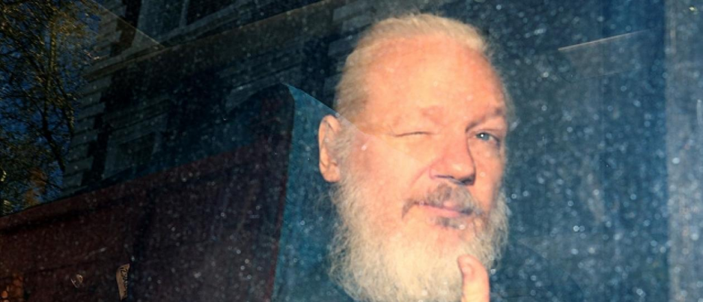 La primera condena de Assange a casi un año de cárcel