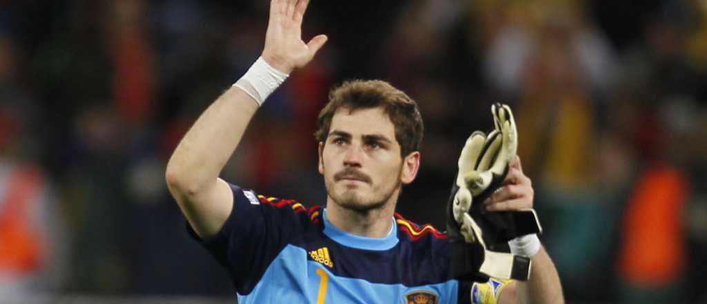 El mundo del f&uacute;tbol env&iacute;a fuerzas para Iker Casillas