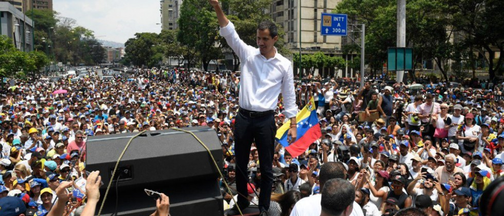 Maduro anunci&oacute; que se activ&oacute; una orden de arresto contra Guaid&oacute;