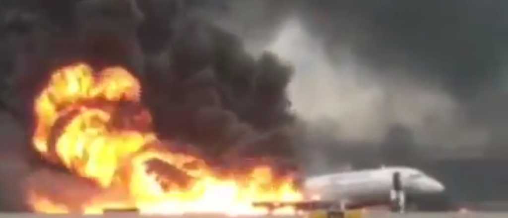 Video: un rayo alcanzó un avión en pleno vuelo y dejó al menos 41 muertos