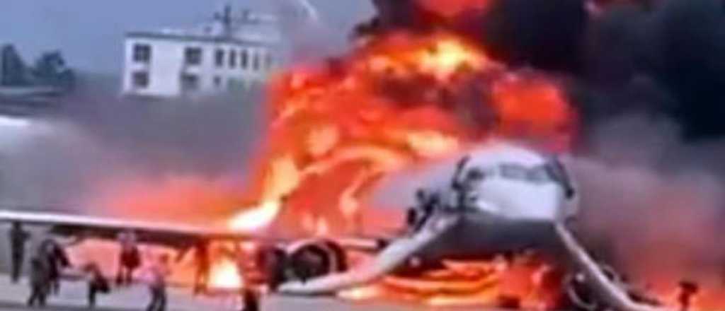 Video desde el interior del avión ruso al que impactó un rayo y se incendió