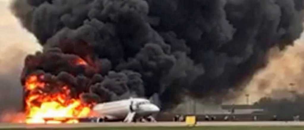 Video desde el interior del avión ruso al que impactó un rayo y se incendió