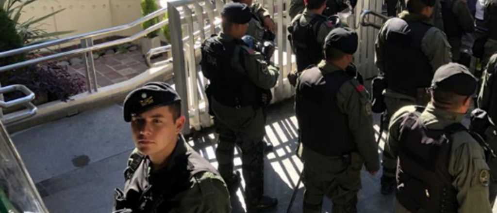 Gendarmer&iacute;a allan&oacute; la sede del sindicato de Camioneros