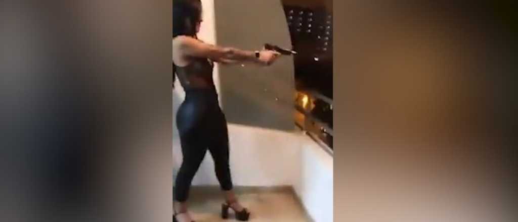 Video: una joven se filmó disparando desde un edificio y la arrestaron