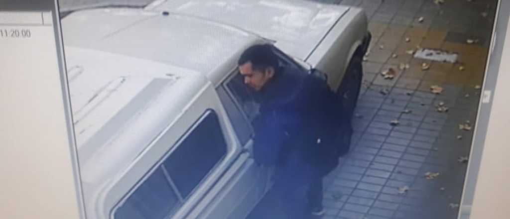 Filmaron a un ladr&oacute;n robando en pleno d&iacute;a en la Cuarta Secci&oacute;n