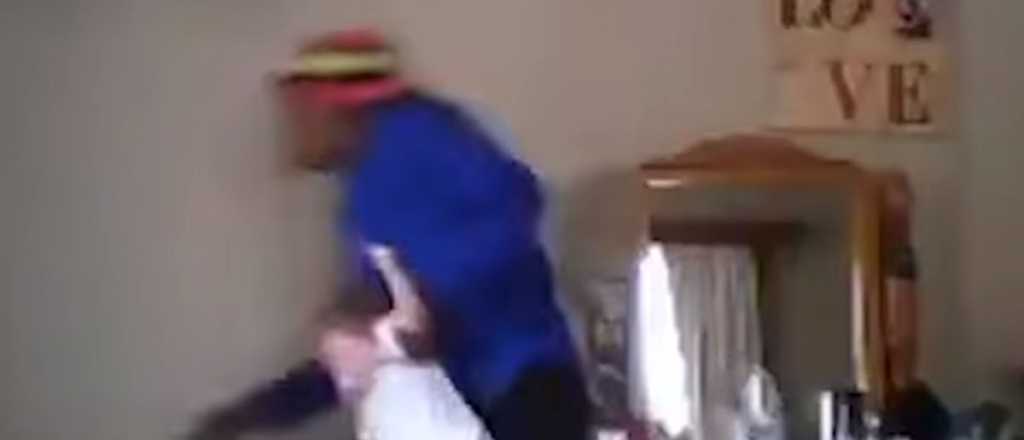 Un hombre golpe&oacute; con un palo a su hijo de 13 meses y a su pareja