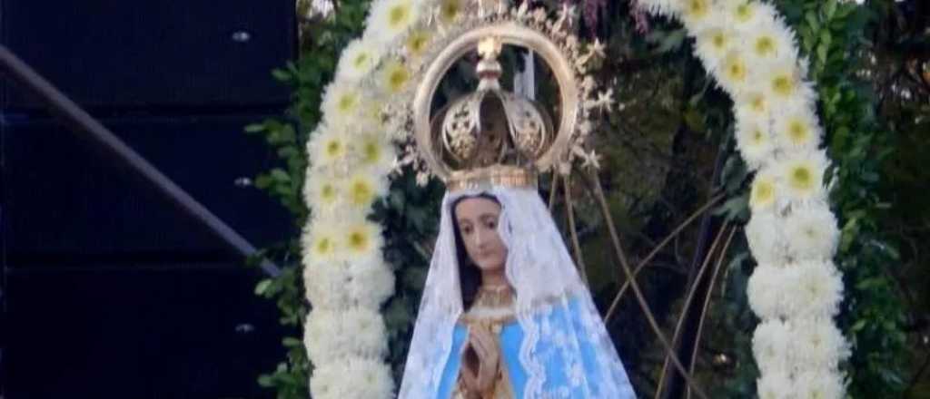 Video: un ladrón robó una imagen de la Virgen pero antes se persignó