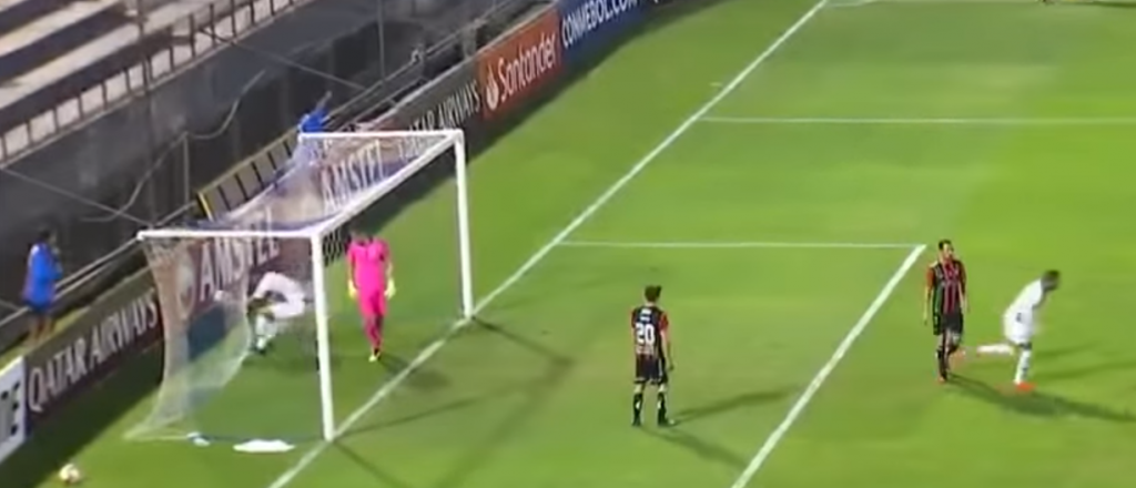 Video: un blooper termin&oacute; en un gol ins&oacute;lito en la Libertadores 