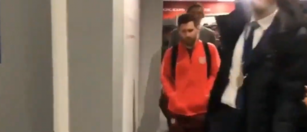 Hinchas del Barcelona insultaron a Messi en el aeropuerto